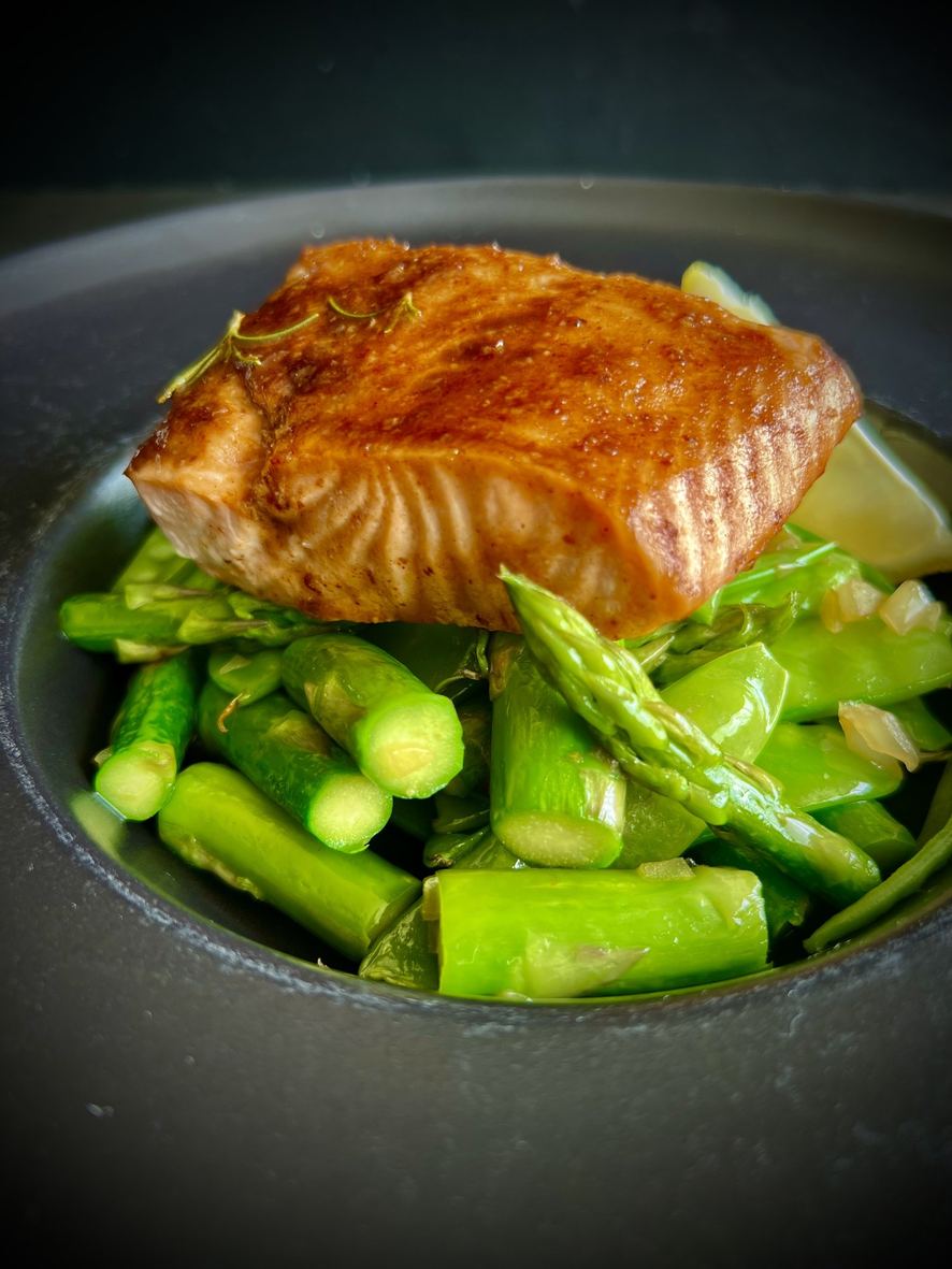Salmón rostizado con espárragos